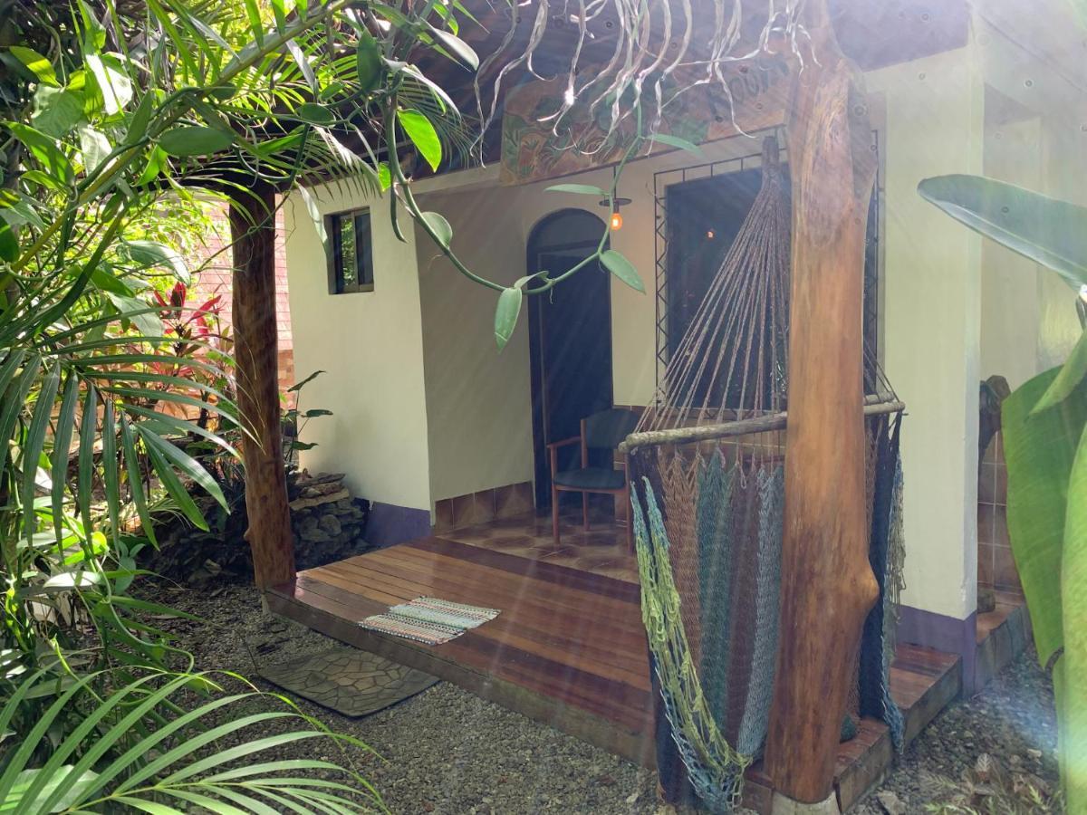 Cabinas Tito Vila Cahuita Exterior foto